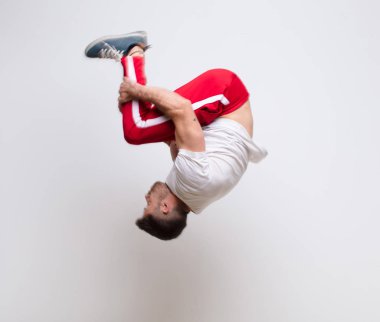 Genç adam düz renk duvar sporu konseptine karşı