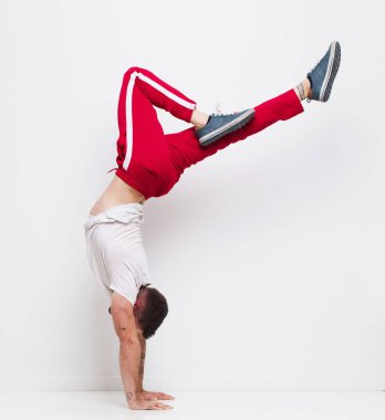 Genç adam düz renk duvar sporu konseptine karşı