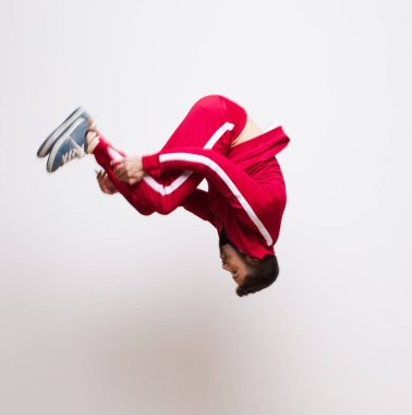 Genç adam düz renk duvar sporu konseptine karşı