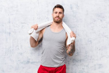 Genç adam düz renk duvar sporu konseptine karşı