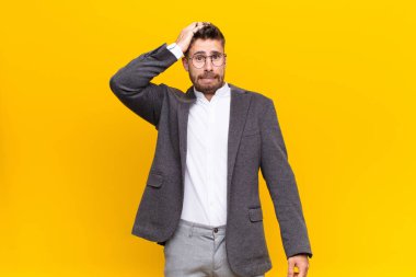 Genç bir adam unutulmuş bir mühlet yüzünden panikliyor, stresli hissediyor, bir pisliği örtbas etmek zorunda kalıyor veya düz renkli duvara karşı hata yapmak zorunda kalıyor.