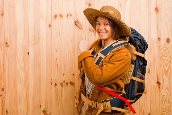 Joven Bastante Latina Viajero Mujer Contra Pared Madera —  Fotos de Stock