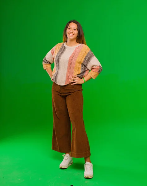 Joven Mujer Latina Bonita Mirando Feliz Alegre Confiado Sonriendo Orgullosamente —  Fotos de Stock