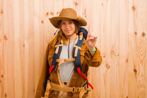 Joven Bastante Latina Viajero Mujer Contra Pared Madera —  Fotos de Stock