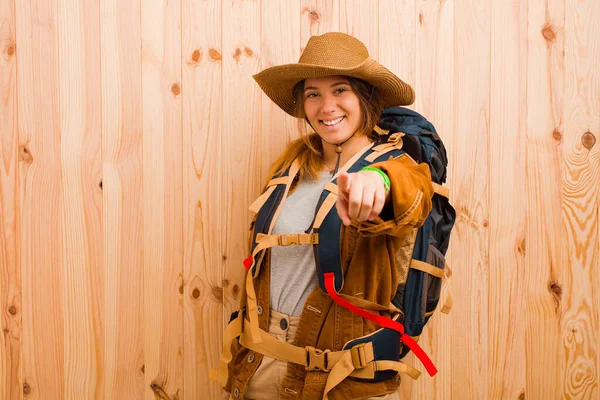 Joven Bastante Latina Viajero Mujer Contra Pared Madera —  Fotos de Stock