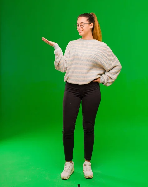 Jovem Mulher Latina Bonita Sentindo Feliz Sorrindo Casualmente Olhando Para — Fotografia de Stock