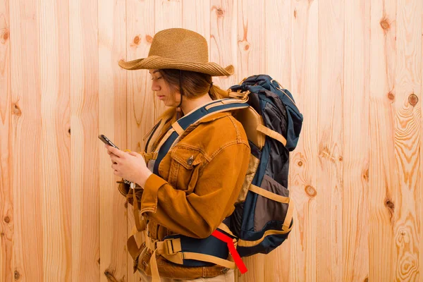 Joven Bastante Latina Viajero Mujer Contra Pared Madera — Foto de Stock