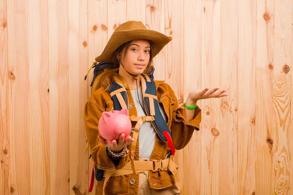 Jovem Mulher Bonita Viajante Com Banco Porquinho — Fotografia de Stock