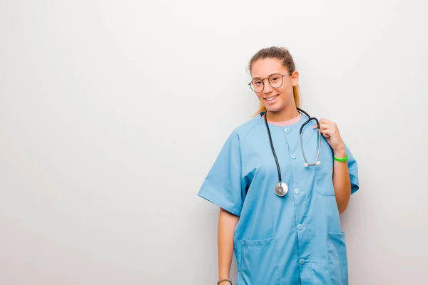성공적 긍정적 보이는 간호사 — 스톡 사진