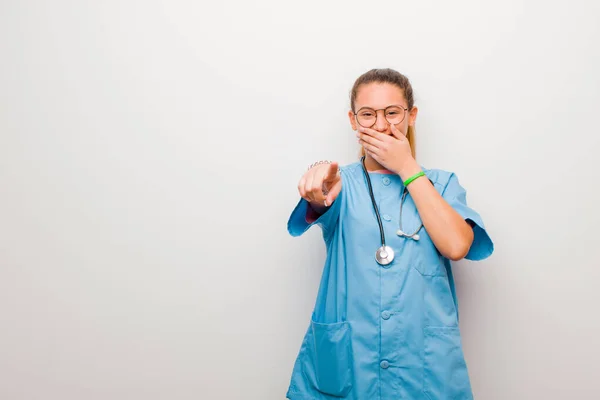 Jong Latijn Verpleegster Lachen Naar Wijzen Naar Camera Spot Met — Stockfoto