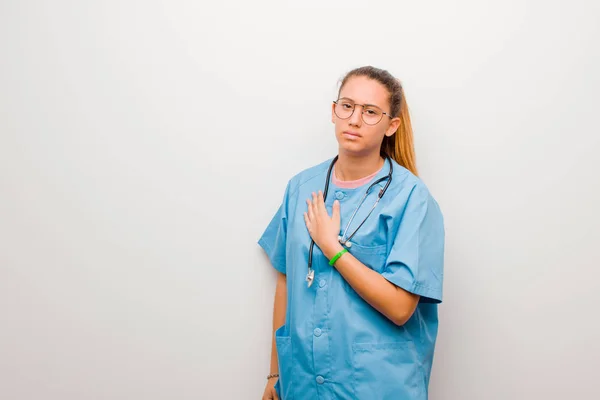 Молода Латинська Медсестра Виглядає Сумно Боляче Зламано Тримаючи Обидві Руки — стокове фото