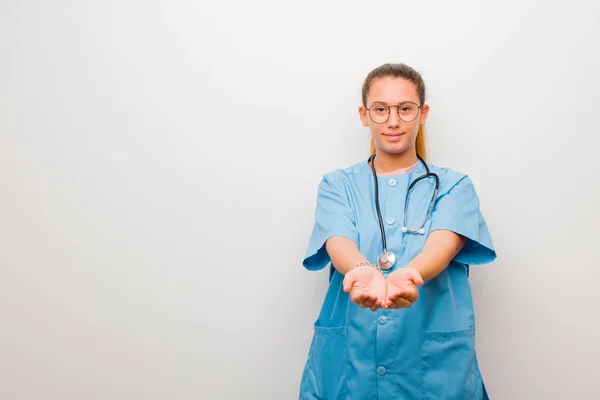 Junge Lateinische Krankenschwester Lächelt Glücklich Mit Freundlichem Selbstbewusstem Positivem Blick — Stockfoto