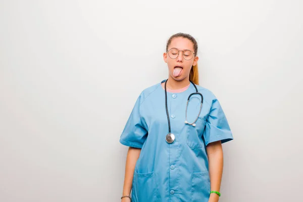 Junge Lateinamerikanische Krankenschwester Mit Fröhlicher Unbeschwerter Rebellischer Attitüde Witzen Und — Stockfoto