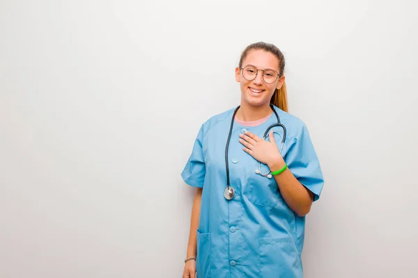 Молода Латинська Медсестра Посміхається Відчуває Себе Щасливою Милою Романтичною Закоханою — стокове фото