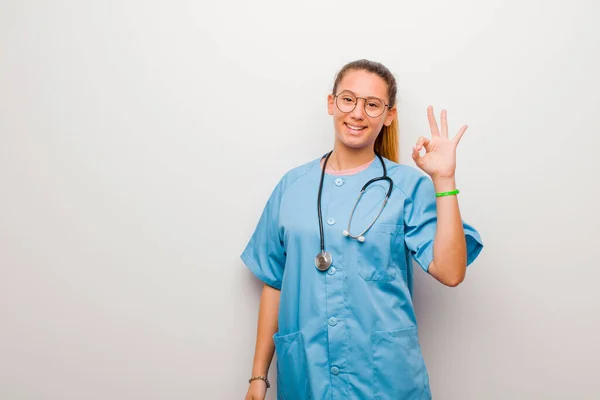 Junge Lateinische Krankenschwester Fühlt Sich Glücklich Entspannt Und Zufrieden Zeigt — Stockfoto