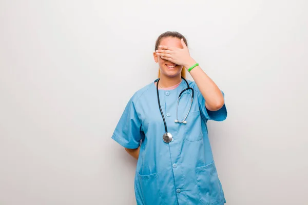 Jong Latijn Verpleegster Glimlachen Zich Gelukkig Voelen Bedekken Ogen Met — Stockfoto