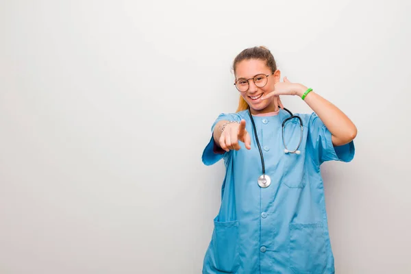 Junge Lateinische Krankenschwester Lächelt Fröhlich Und Zeigt Die Kamera Während — Stockfoto