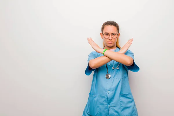 Jonge Latijnse Verpleegster Kijkt Geïrriteerd Ziek Van Houding Genoeg Gezegd — Stockfoto