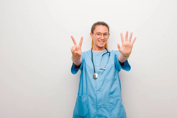 Jong Latijn Verpleegster Glimlachend Zoek Vriendelijk Tonen Nummer Zeven Zevende — Stockfoto