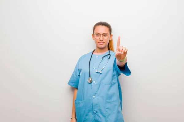 Jong Latijn Verpleegster Glimlachend Vriendelijk Uitzien Tonen Nummer Een Eerste — Stockfoto
