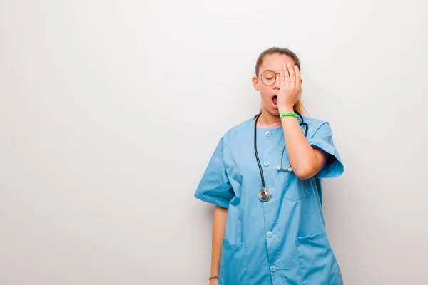 Jong Latijn Verpleegster Zoek Slaperig Verveeld Gapen Met Een Hoofdpijn — Stockfoto