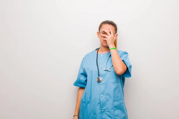 Jong Latijn Verpleegster Kijken Geschokt Bang Doodsbang Bedekken Gezicht Met — Stockfoto