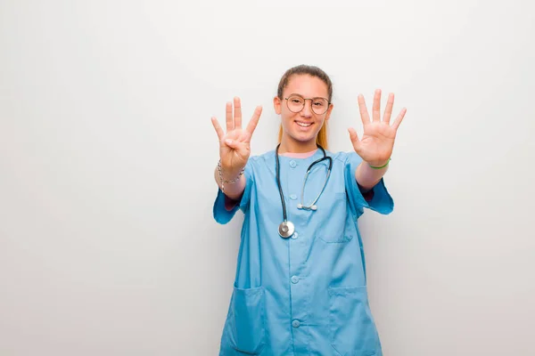 Jong Latijn Verpleegster Glimlachend Vriendelijk Uitzien Tonen Nummer Negen Negende — Stockfoto