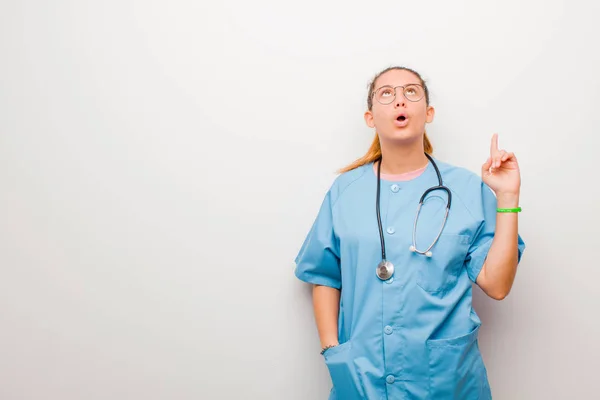 Junge Lateinische Krankenschwester Schaut Schockiert Erstaunt Und Mit Offenem Mund — Stockfoto