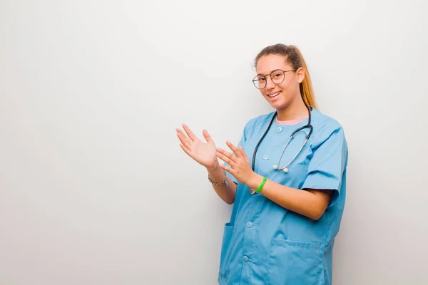 Νεαρή Λατίνα Νοσοκόμα Αισθάνεται Ευτυχισμένη Και Επιτυχημένη Χαμογελώντας Και Χειροκροτώντας — Φωτογραφία Αρχείου