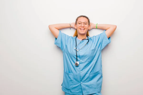 Junge Lateinamerikanische Krankenschwester Die Glücklich Unbeschwert Freundlich Und Entspannt Das — Stockfoto