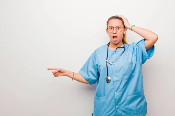 Junge Lateinische Krankenschwester Lacht Sieht Glücklich Positiv Und Überrascht Aus — Stockfoto