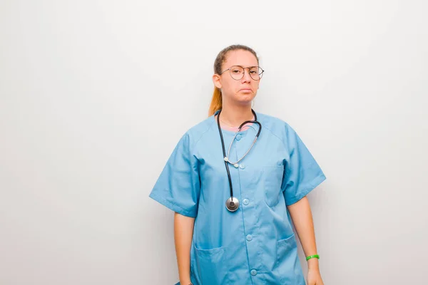 Молода Латинська Медсестра Відчуває Сумний Слабкий Нещасним Виглядом Плаче Негативним — стокове фото