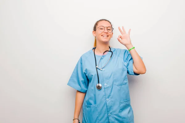 간호사는 벌리고 웃으면서 만족을 느끼고 손으로 표시를 — 스톡 사진
