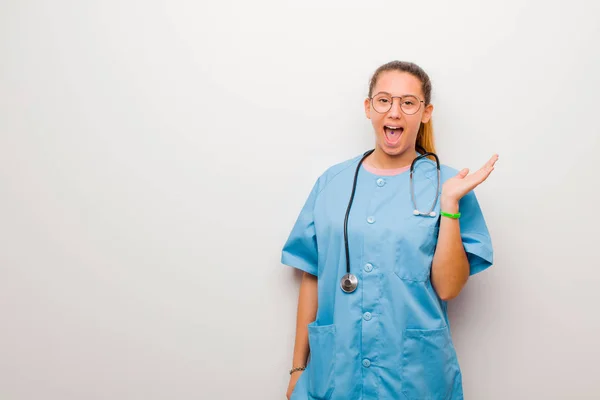 Joven Enfermera Latina Que Feliz Emocionada Sorprendida Con Una Sorpresa — Foto de Stock