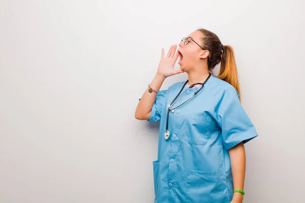Молода Латинська Медсестра Кричить Голосно Сердито Копіювати Простір Збоку Рукою — стокове фото