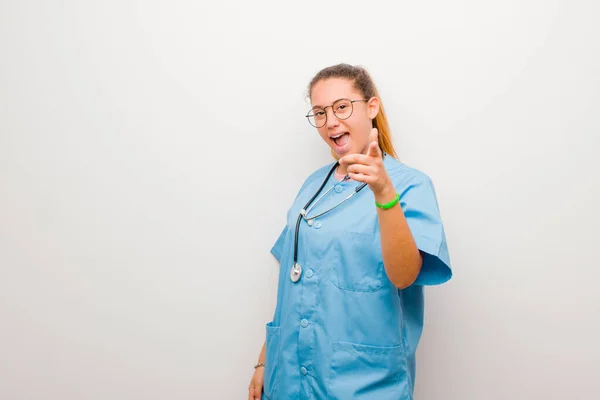 Junge Lateinische Krankenschwester Lächelt Mit Positiver Erfolgreicher Glücklicher Haltung Die — Stockfoto