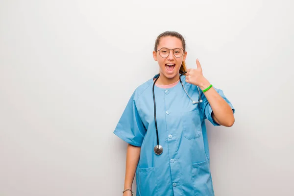 若いラテン語の看護師は幸せそうで自信に満ちて成功しています — ストック写真