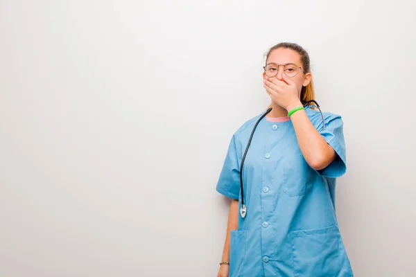 Jonge Latijn Verpleegster Bedekt Gezicht Met Beide Handen Nee Zeggen — Stockfoto