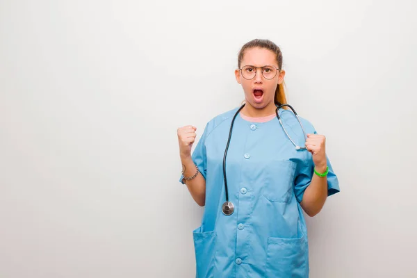 Junge Lateinamerikanische Krankenschwester Schreit Aggressiv Mit Wütendem Gesichtsausdruck Oder Mit — Stockfoto