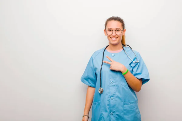 Junge Lateinische Krankenschwester Die Sich Glücklich Positiv Und Erfolgreich Fühlt — Stockfoto