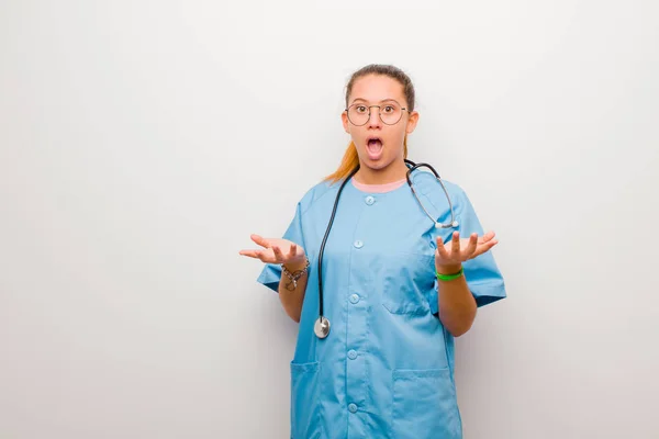 Ung Latinsjuksköterska Känner Sig Extremt Chockad Och Överraskad Orolig Och — Stockfoto