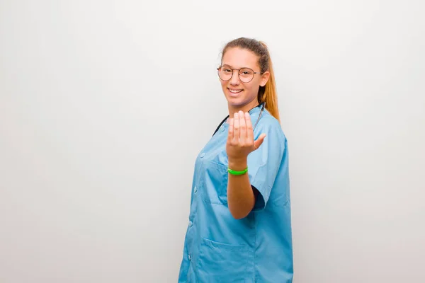 Junge Lateinamerikanische Krankenschwester Die Sich Glücklich Erfolgreich Und Selbstbewusst Fühlt — Stockfoto