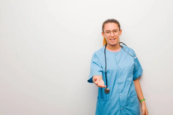 Junge Lateinische Krankenschwester Lächelt Sieht Glücklich Selbstbewusst Und Freundlich Aus — Stockfoto