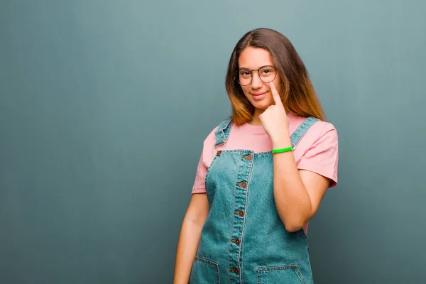 Jovem Bonita Mulher Latina Mantendo Olho Você Não Confiando Assistindo — Fotografia de Stock