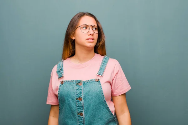 Jovem Bonita Mulher Latina Olhando Preocupado Estressado Ansioso Assustado Pânico — Fotografia de Stock