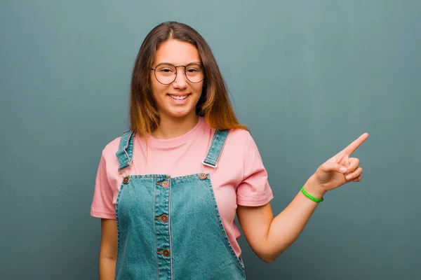 Joven Mujer Latina Bonita Sonriendo Sintiéndose Feliz Despreocupada Satisfecha Apuntando —  Fotos de Stock