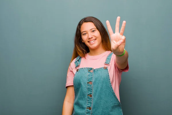 Ung Söt Latinamerikansk Kvinna Ler Och Ser Vänlig Visar Nummer — Stockfoto