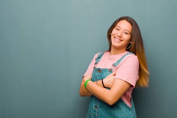 Jong Mooi Latijn Vrouw Lachen Gelukkig Met Armen Gekruist Met — Stockfoto