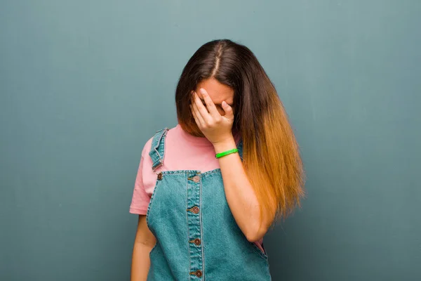 Jovem Mulher Latina Bonita Sentindo Triste Frustrado Nervoso Deprimido Cobrindo — Fotografia de Stock