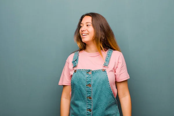 Jong Mooi Latijn Vrouw Voelen Geschokt Gelukkig Verbaasd Verrast Kijken — Stockfoto